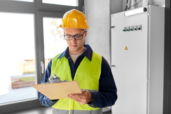 técnico tomando nota 